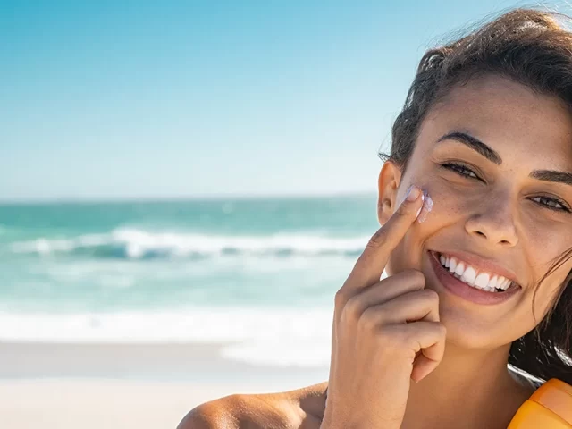 אישה בים בקיץ